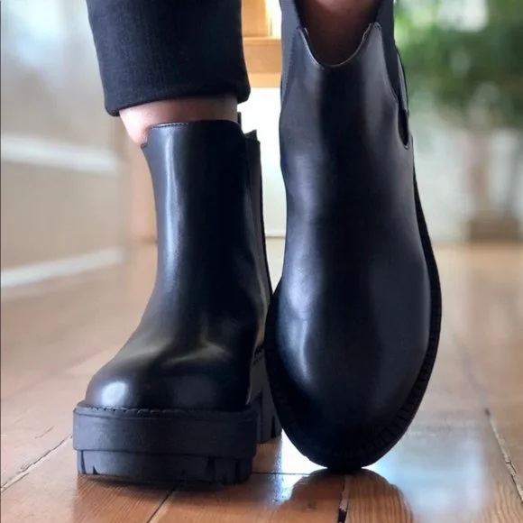 UO Chelsea Black Boots Size 7 - Picture 6 of 8